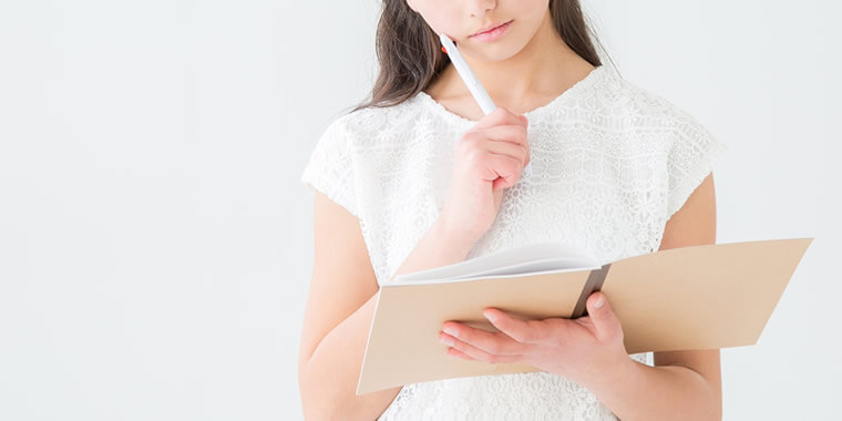 違いについて悩む女性のイメージ画像